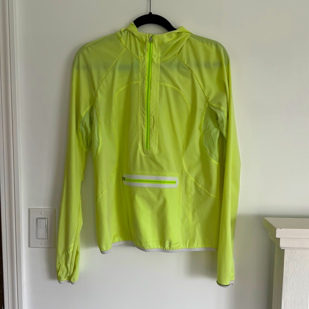Lululemon Women’s wind breaker zip up size 6